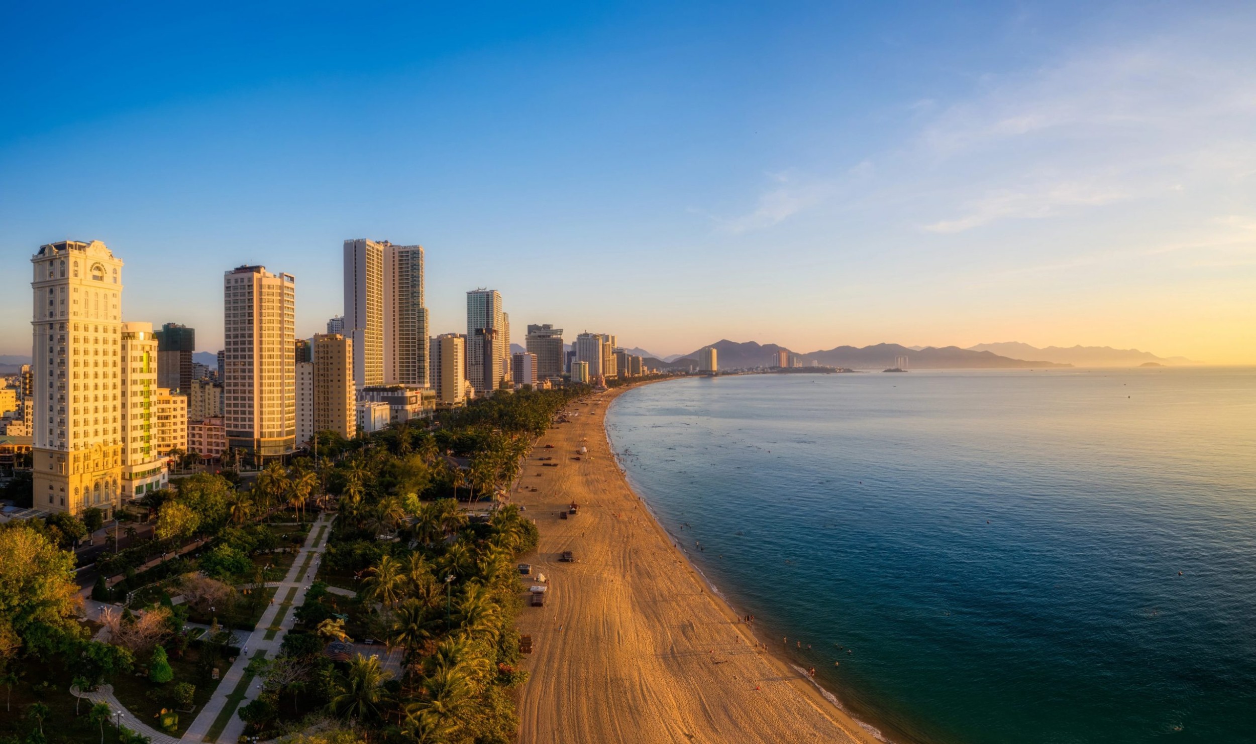 Nha Trang đã trở thành thiên đường nghỉ dưỡng cách đây hơn trăm năm (Ảnh: The Aston Luxury Residence).